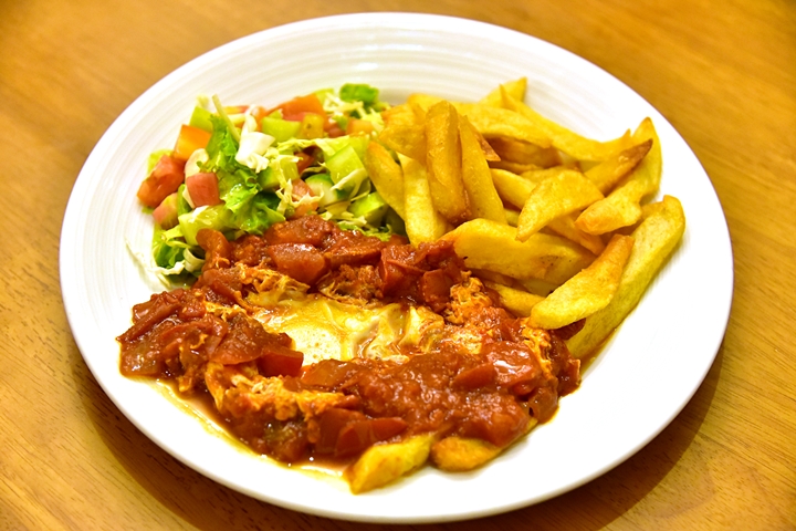 http://www.panasm.com/wp-content/uploads/2017/04/Shakshuka-with-Chips-and-Salad-160-THB-1.jpg